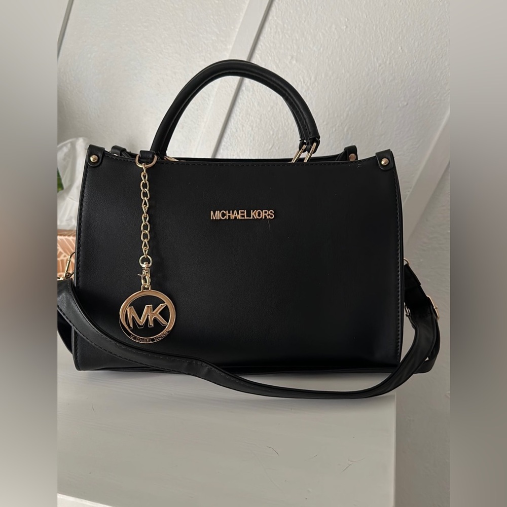 Michael Kors purse never used basically brand new but took the tags off